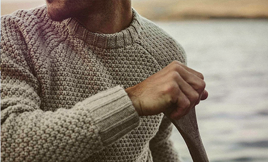 Muž v štýlovom pletenom svetri